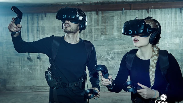 Speler met VR-headset in een escape room